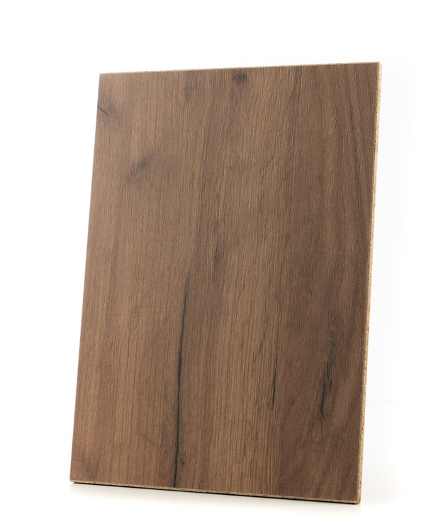 K004 Tobacco Craft Oak sample, medium-fine texture, tobacco brown hue.