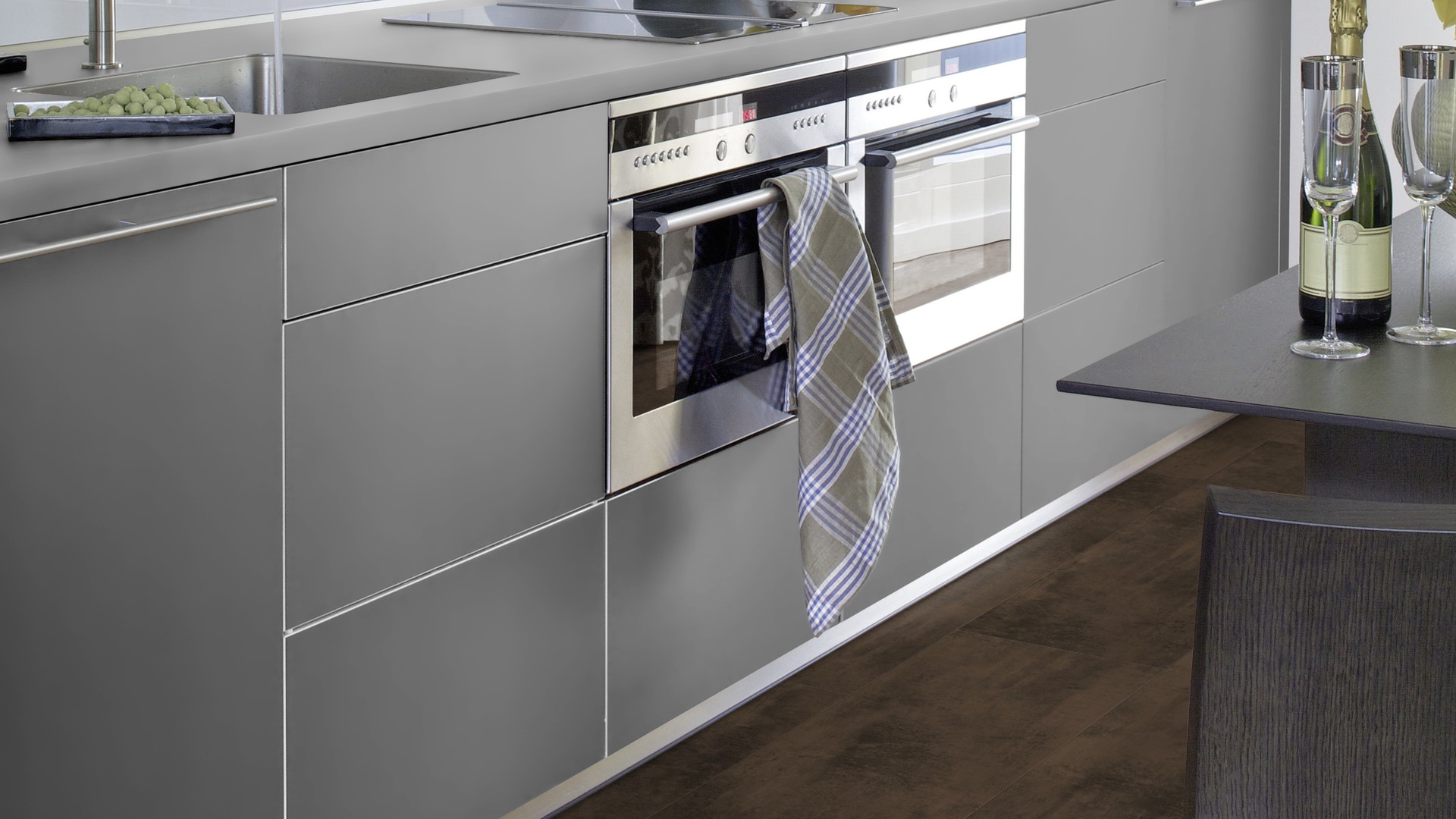 The shades of Metal Oxid Dark Brown gives the glossy details the look of a real metal surface.