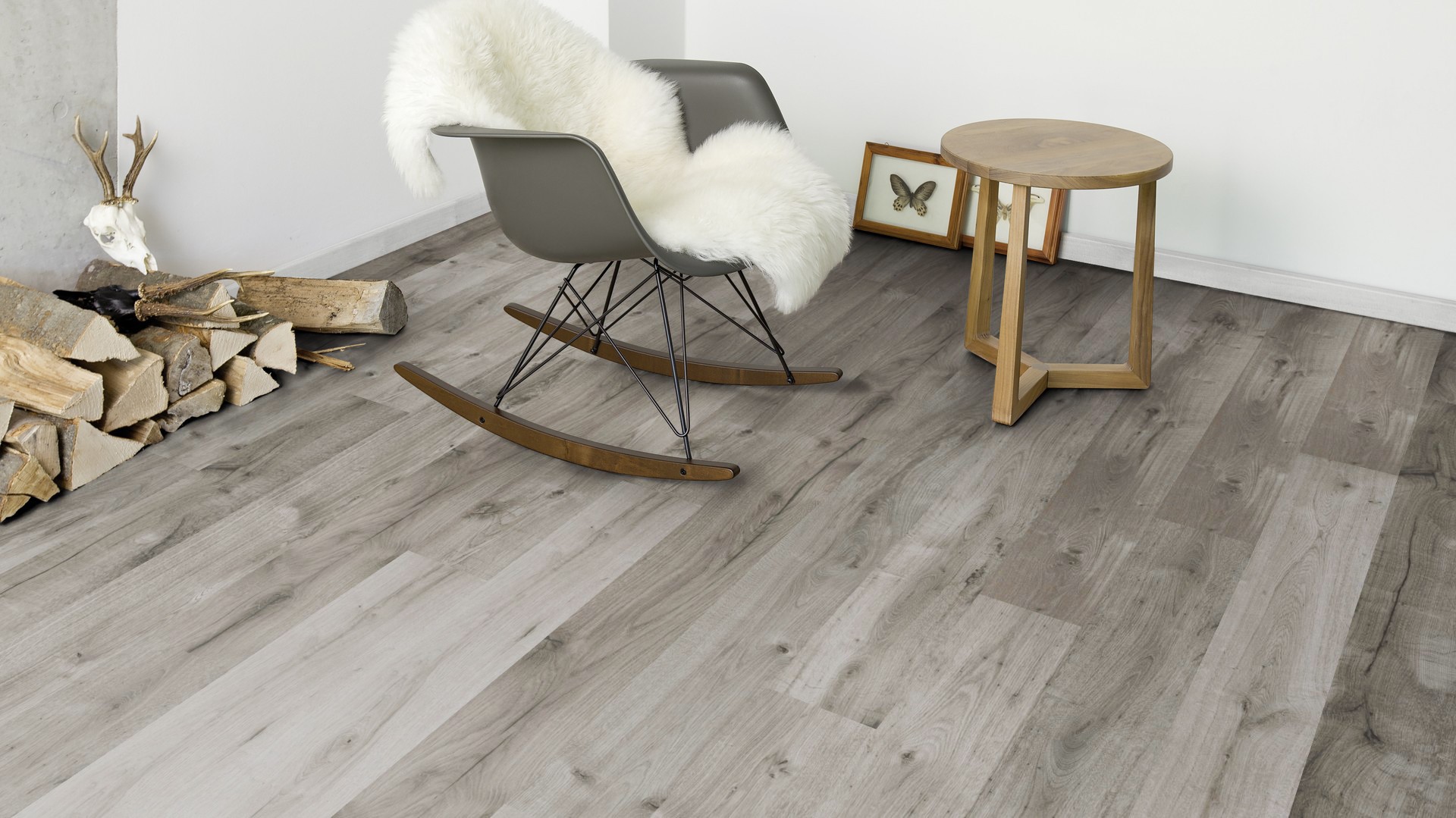 The Fold Down Assembly of the O523 Oak Naverina decor ensures easy and secure installation of the premium lamella.