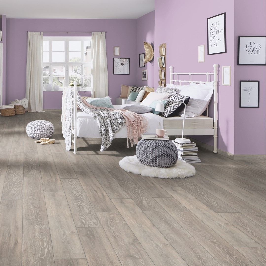 Boulder Oak laminate floor in feminine bedroom with pink accents – warm contrast with rich grey oak décor