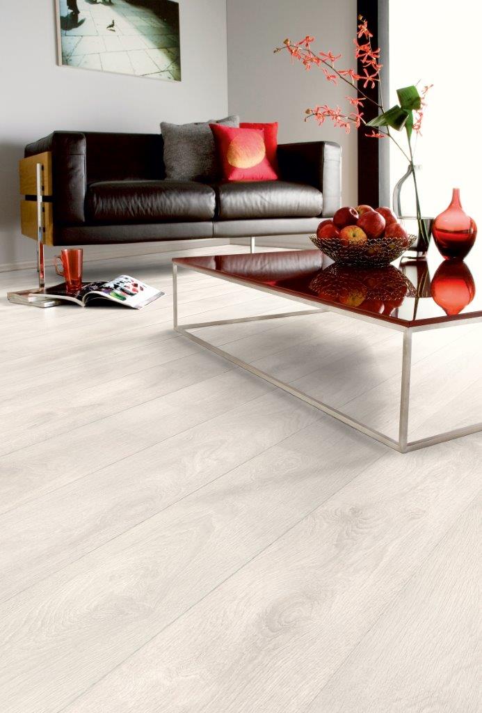 Super Natural Classic® Aspen Oak floor in cozy living space – fresh and modern look with soft, natural tones