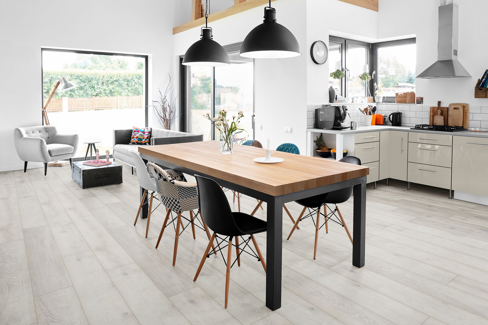 Iceberg Oak laminate flooring in kitchen – splash-resistant and durable with a light, clean look