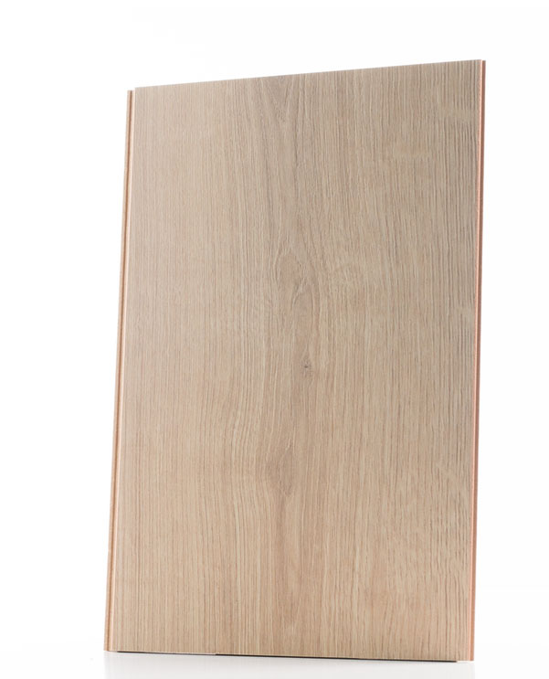 K4420 Oak Evoke Classic sample, featuring classic oak texture and warm tones.