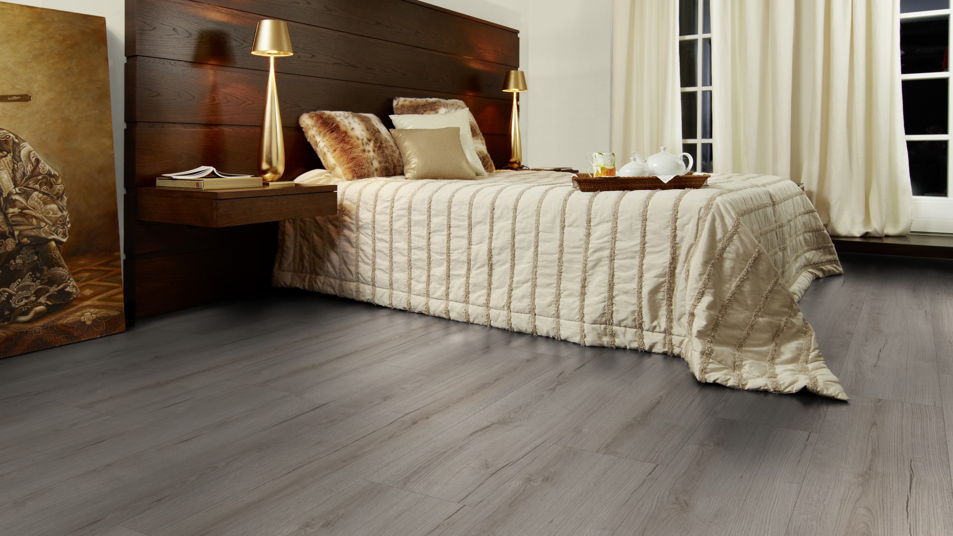 Oak Evoke Crack is a decor that stands out with its soft brown color and detailed wood representation. 