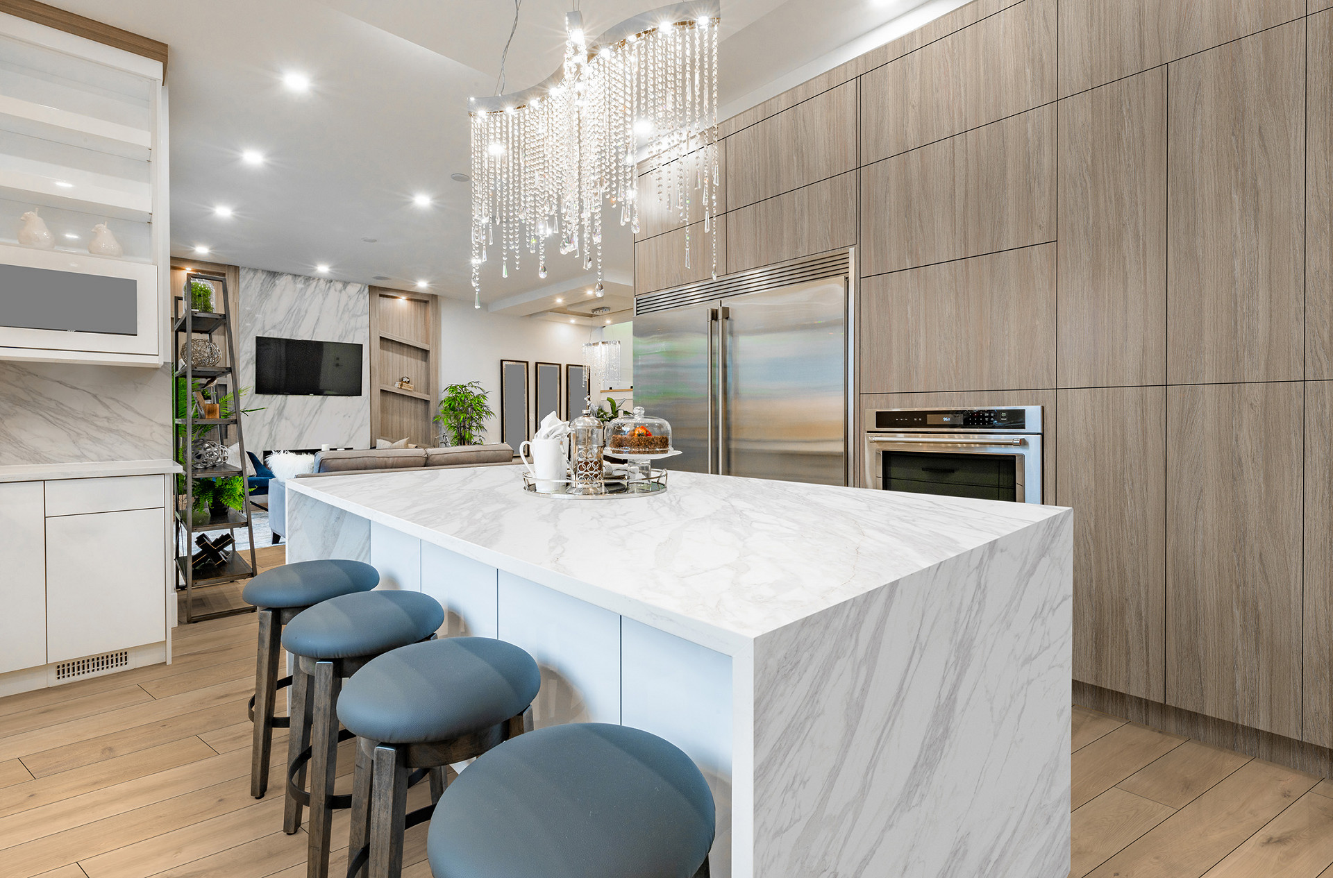 Luxurious kitchen featuring R077 Barista 5+1 SPC flooring with a timeless wood look