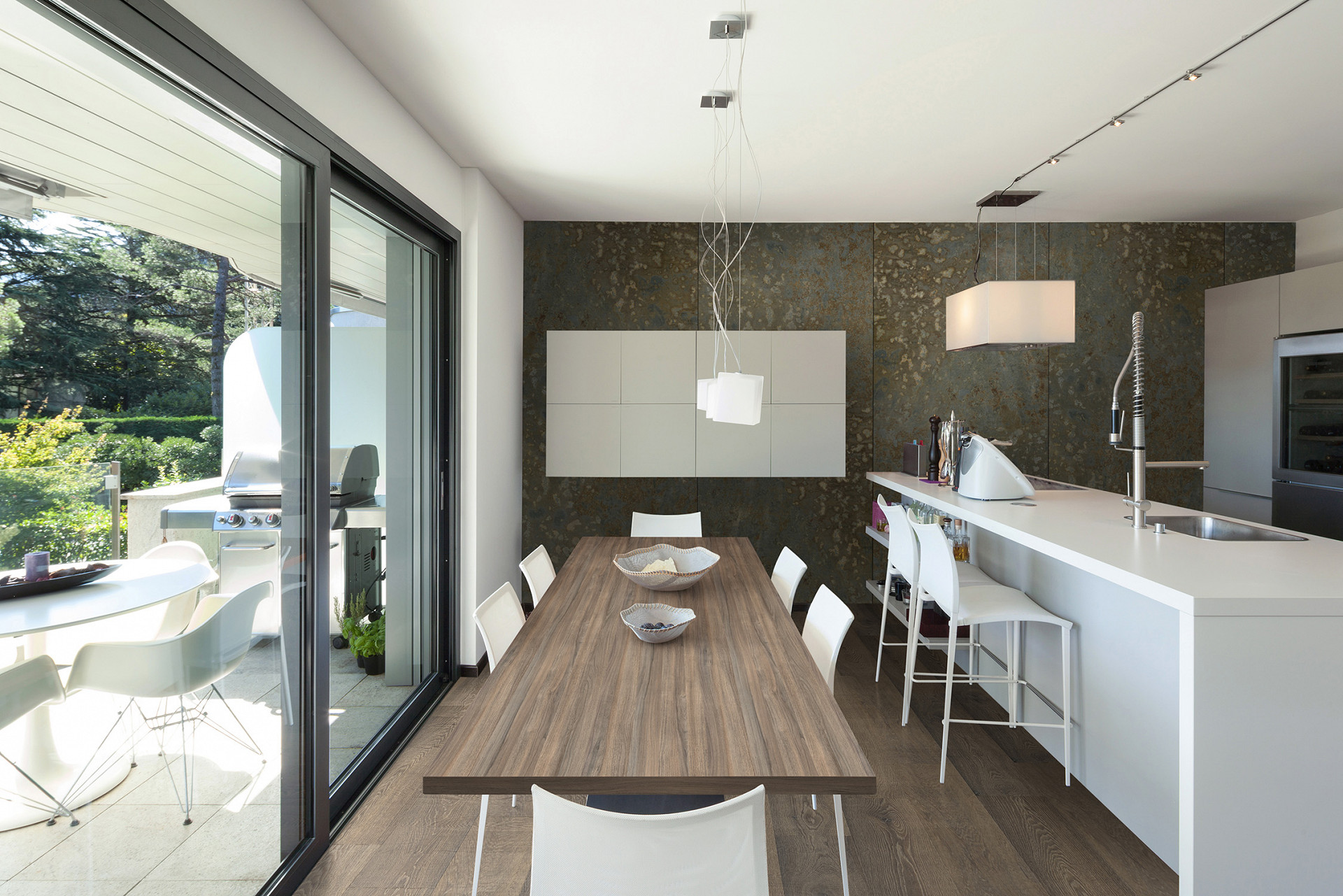 Elegant dining space with R064 Eboniza SPC floor – striking contrast and modern style