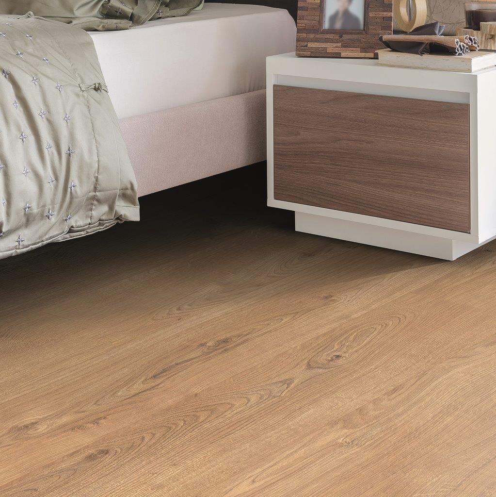 Sherwood Oak laminate flooring in cozy bedroom interior – natural oak warmth for a timeless, relaxing atmosphere