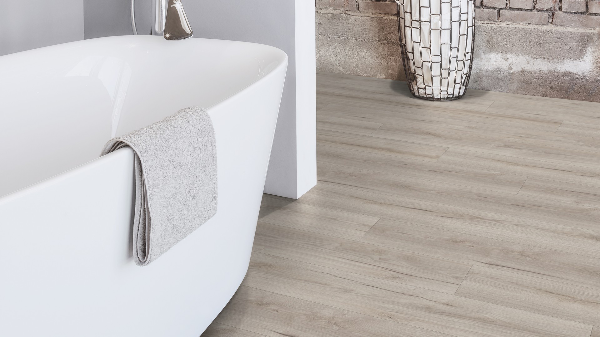 Oak Evoкe Claymono is a suphisticated décor with its dark brown and grey tones.