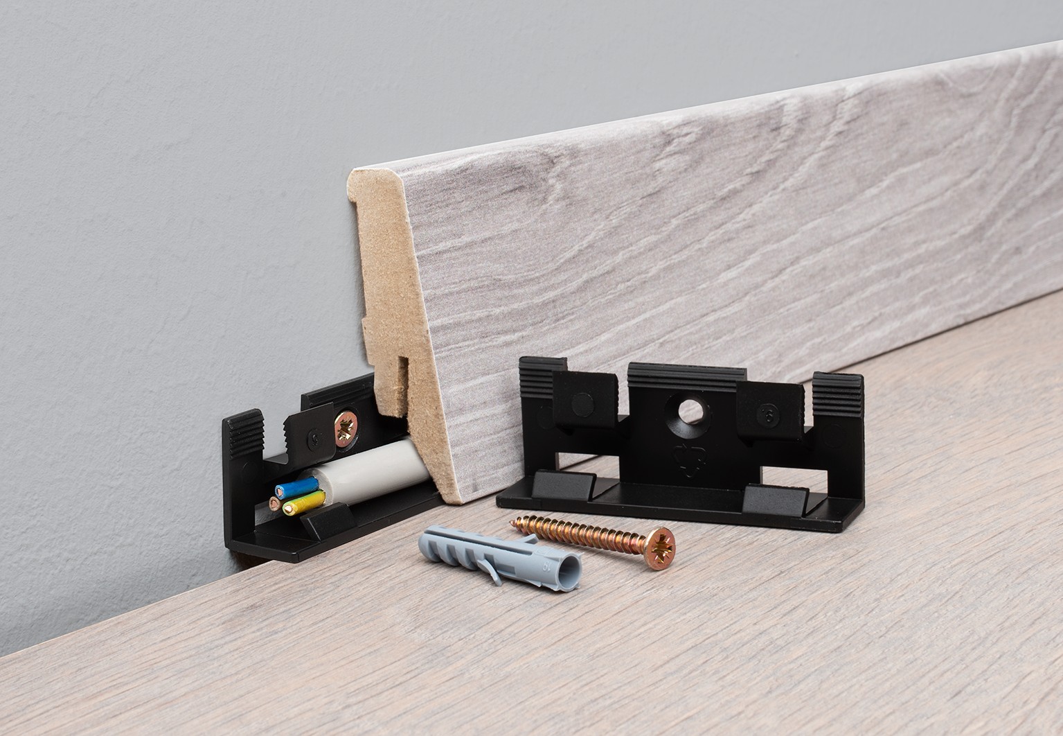 Mounting clips for floor skirting boards. One pack contains 30 pieces for fixing 5 metres of skirting boards.