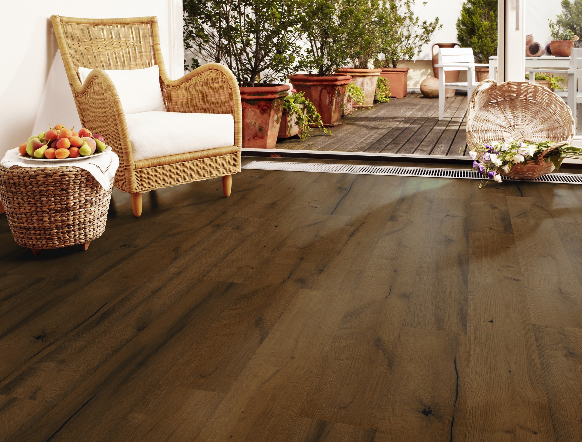 The specially treated surface of the O360 Oak Karat decor, preserves the charm of natural wood.