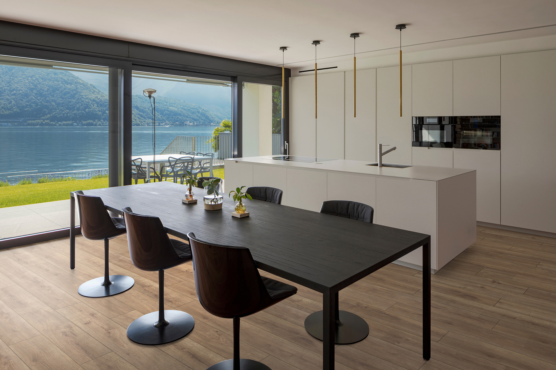 Bright living room with a magnificent view of the dam with the latest generation flooring, presenting 48 hours of moisture-resistant technology - Mo.re!